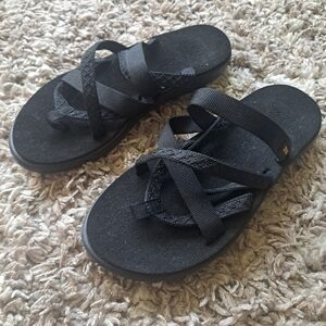 Teva Voya Zilessa black strappy sandals size 8